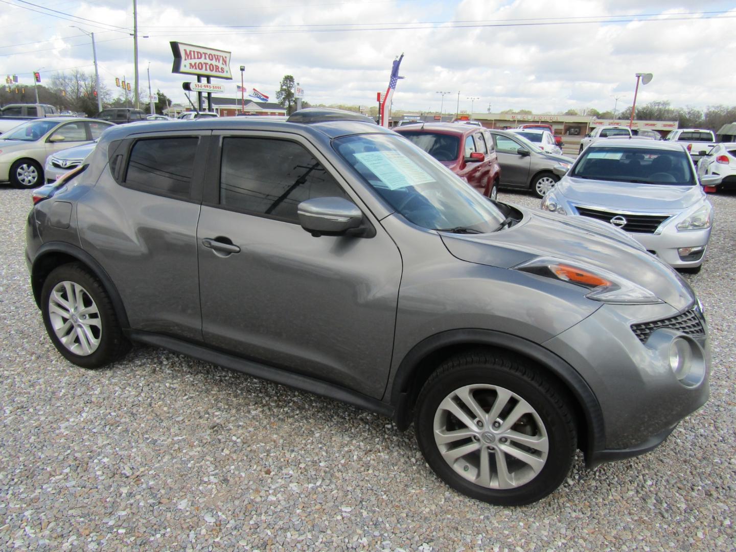 2015 Gray Nissan Juke S FWD (JN8AF5MR4FT) with an 1.6L L4 DOHC 16V engine, Automatic transmission, located at 15016 S Hwy 231, Midland City, AL, 36350, (334) 983-3001, 31.306210, -85.495277 - Photo#0